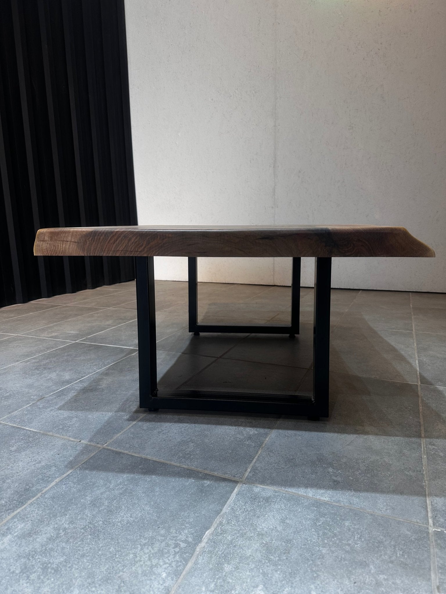 Walnuss Live Edge Couchtisch – Handgefertigter Massivholztisch
