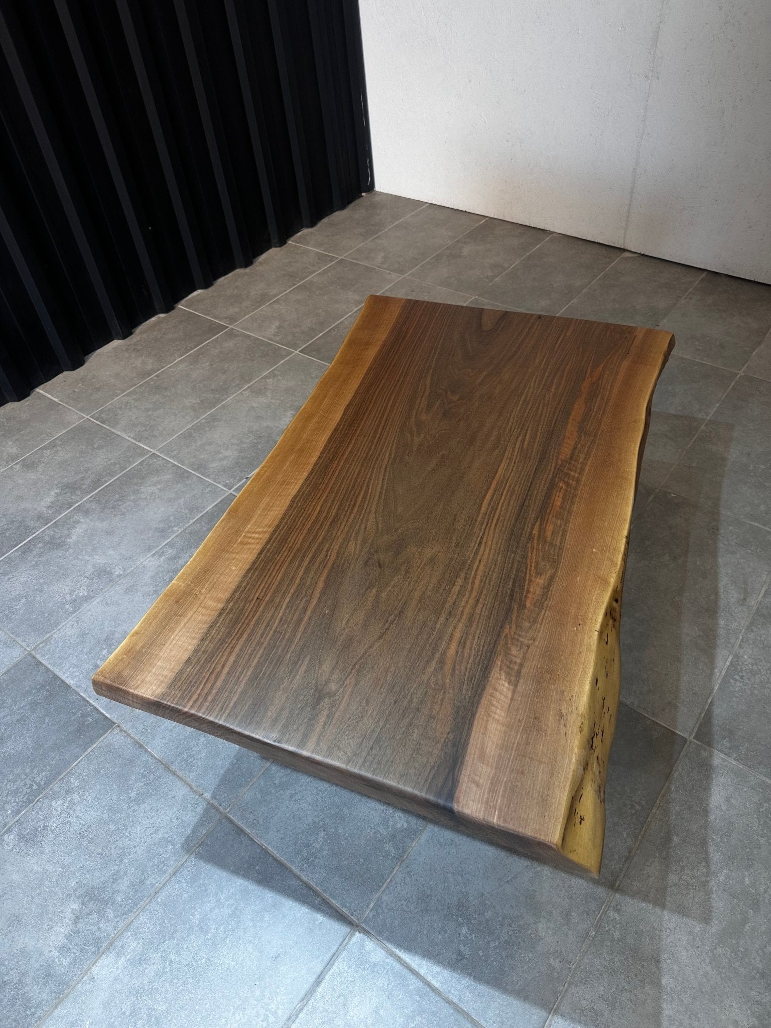 Walnuss Live Edge Couchtisch – Handgefertigter Massivholztisch