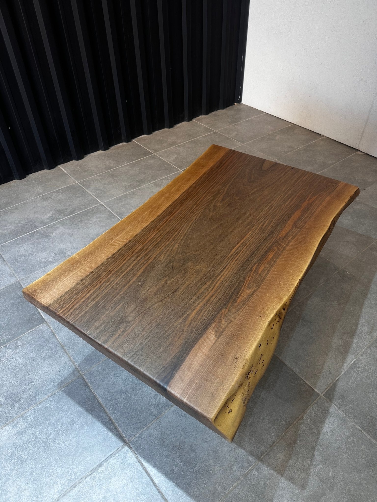 Walnuss Live Edge Couchtisch – Handgefertigter Massivholztisch