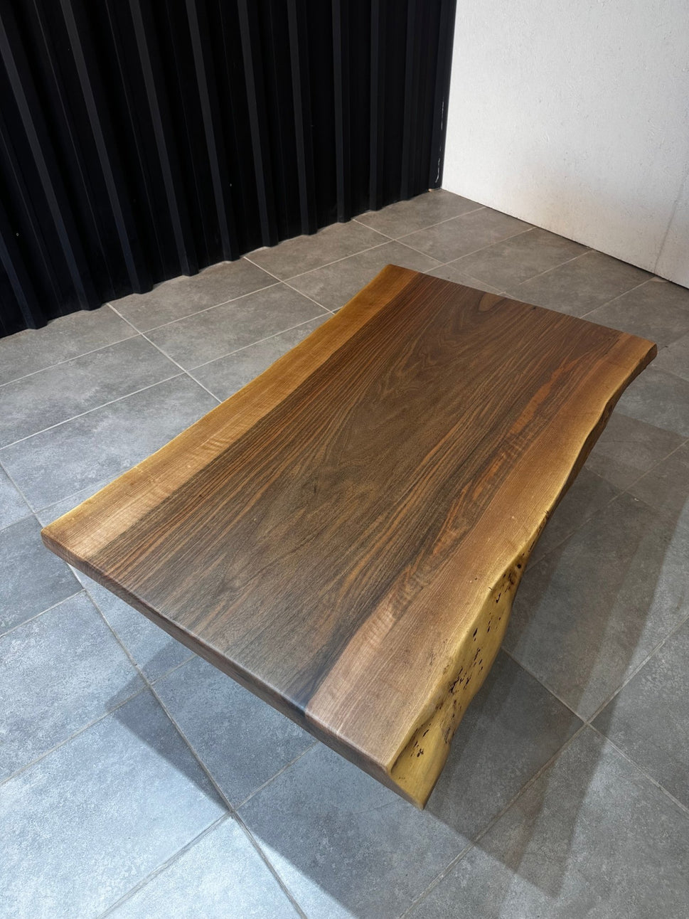 Walnuss Live Edge Couchtisch – Handgefertigter Massivholztisch
